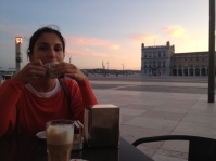 Enjoying the sunset with an expresso near the river, in Praça do Comércio