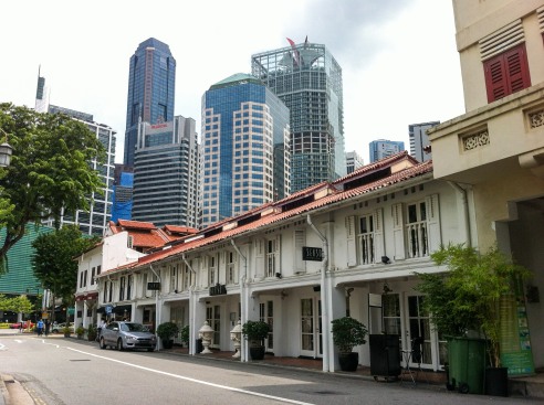 Move away a bit from downtown and you'll bump into one of Singapore's historic districts. This one is Tanjong Pagar (photo credits: Ricardo Trindade)