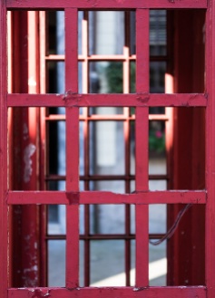 An old telephone booth at downtown Porto (35mm, f2, 1/640s, ISO 200)