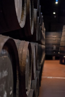 Port wine cellars, Vila Nova de Gaia (35mm, f2, 1/20s, ISO 6400)