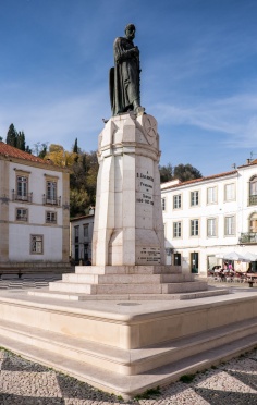 A Templar's statue at Tomar's main square, Portugal (18mm, 1/4000s, f3.5, ISO 320)