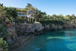 A secluded beach only acessible by jumping off a cliff, Agia Pelagia (16mm, 1/400s, f5.6, ISO 200)