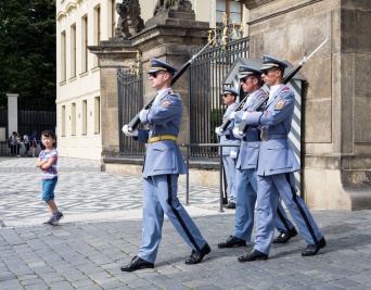 Changing of the guard, Prague (35mm, 1/400s, f6.4, ISO 200)