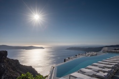 Infinity pool in Fira, Santorini (16mm, two exposures at 1/550s & 1/1100s, f16, ISO 200)