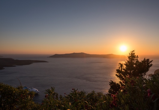 Sunset in Fira, Santorini. Below, the guests of a cruise ship enjoy the same view (16mm, 1/400s, f7.1, ISO 200)