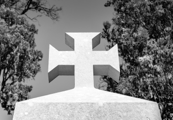 The Templar's cross on top of a tomb, Prazeres Cemetery, Lisbon, Portugal (48mm, f8, 1/420s, ISO 200, PPL2-Enhanced)