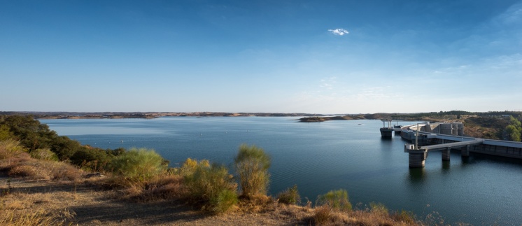Alqueva dam, Portugal (2-picture panorama, 16mm, f9, 1/400s, ISO 200, PPL2-Enhanced)