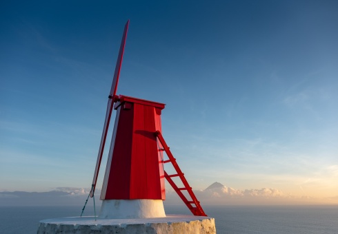 Urzelina windmill, São Jorge, Azores, Portugal (18mm, f5.6, 1/400s, ISO 200, PPL3-Altered)