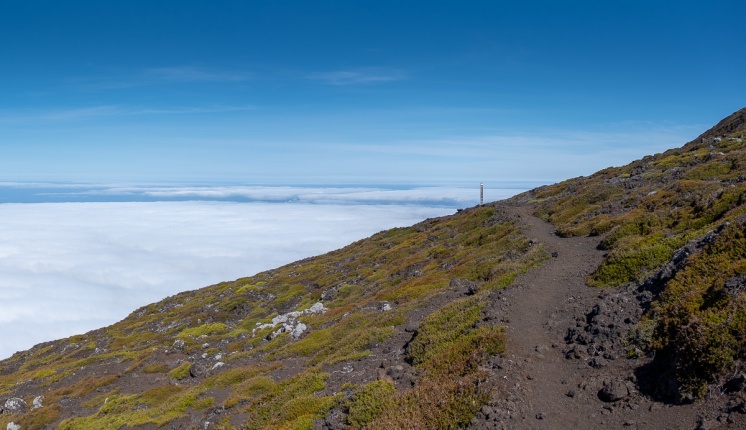 Pico mountain climb, Azores (3-picture panorama, 18mm, f5.6, 1/1250s, ISO 200, PPL2-Enhanced)